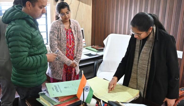 निरीक्षण: डीएम ने कार्यालयों की व्यवस्थाओं का लिया जायजा, लापरवाही पर जताई नाराजगी