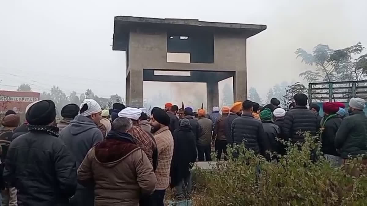 किसान की मौत का मामला: प्रशासन के आश्वासन के बाद परिजनों ने किया अंतिम संस्कार