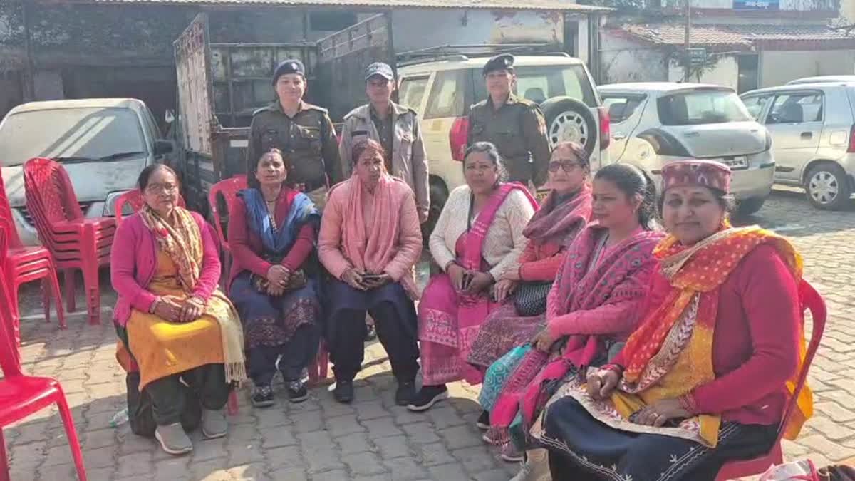 आवाज़ : महिलाओं को अमित शाह से मिलने से रोका गया, हिरासत में लेकर कार्यक्रम खत्म होने पर छोड़ा गया