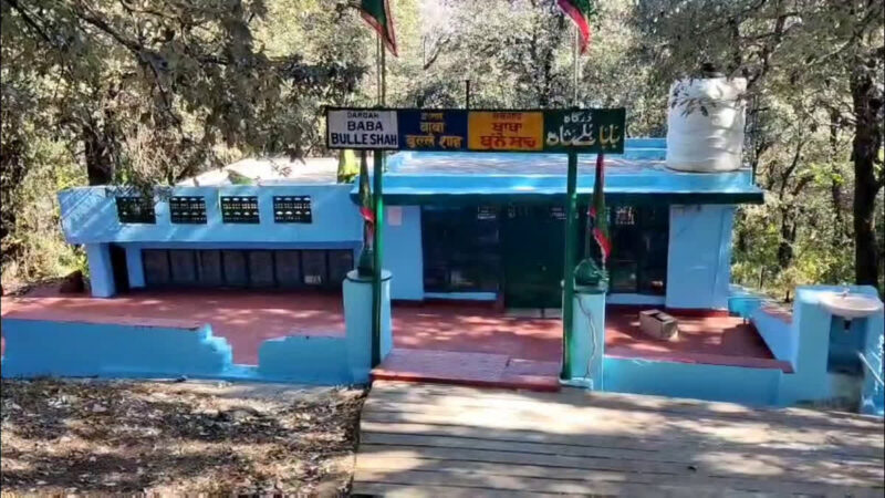 बेख़ौफ़: 100 साल पुरानी मजार में तोड़फोड़ के साथ ही आरोपियों ने दानपात्र भी लूटा, पुलिस फोर्स तैनात