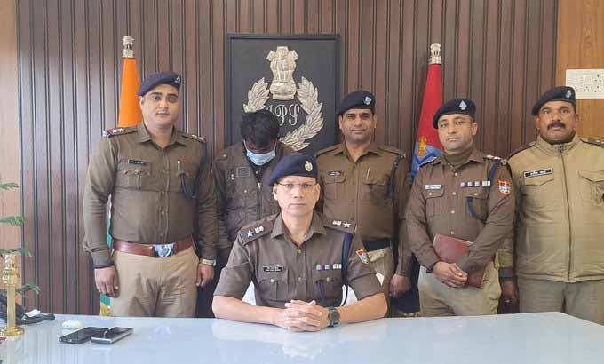 कामयाबी: तेरह वर्षों से फरार चल रहा 25 हजार का इनामी बदमाश गिरफ्तार, डकैती में था शामिल