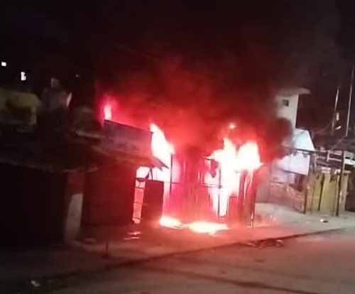 स्वाहा: देर रात को टायर की दुकान में लगी भीषण आग, धमाकों के बाद उड़ी लोगों की नींद