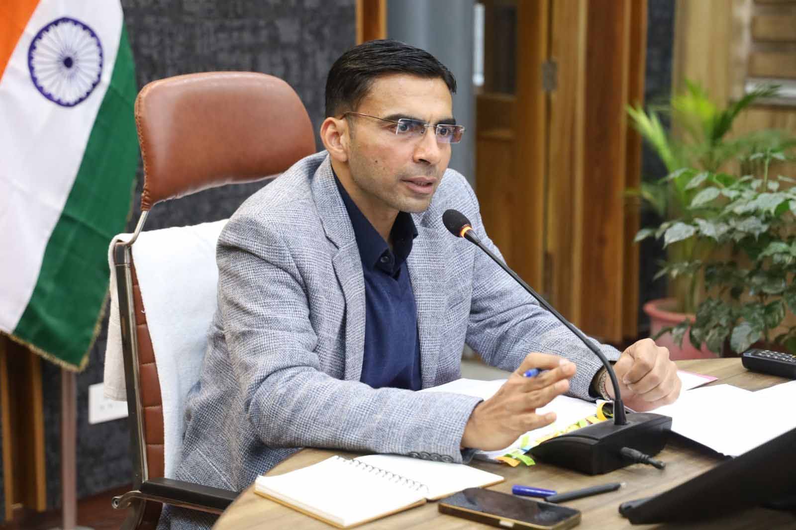 सख़्त रुख: लंबित राजस्व वादों पर डीएम सख्त, एक साल पुराने मामलों के शीघ्र निस्तारण के आदेश