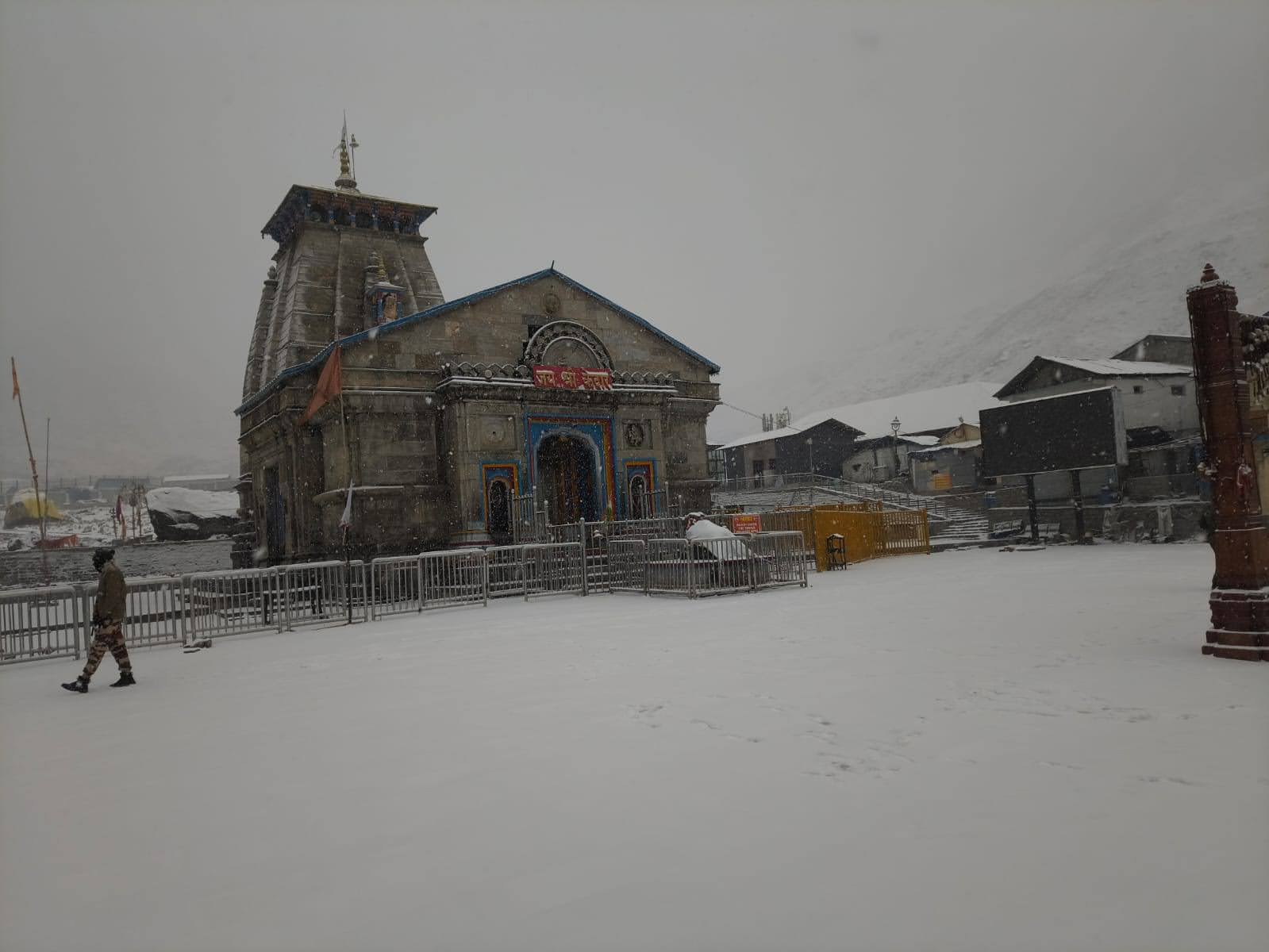 केदारनाथ धाम: बर्फबारी का सिलसिला जारी, धाम में जमी दो फीट तक बर्फ