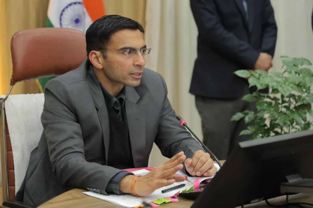 नाराज़गी: ग्रीन बिल्डिंग की सुस्त रफ्तार पर भड़के डीएम सविन, अधिकारियों को लगाई फटकार