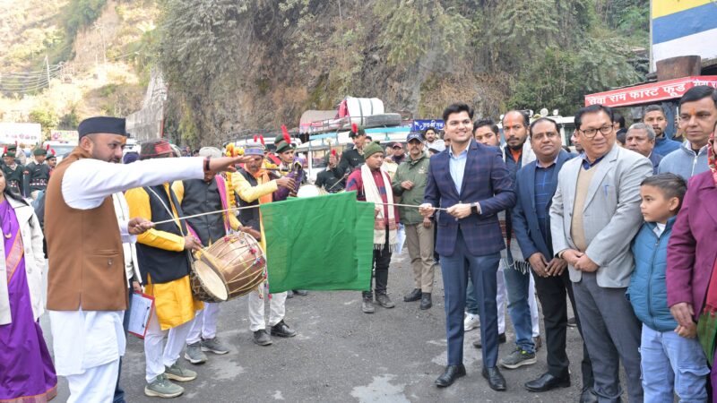 रुद्रनाथ महोत्सव: जिलाधिकारी ने हरी झंडी दिखाकर सांस्कृतिक रैली का किया शुभारंभ