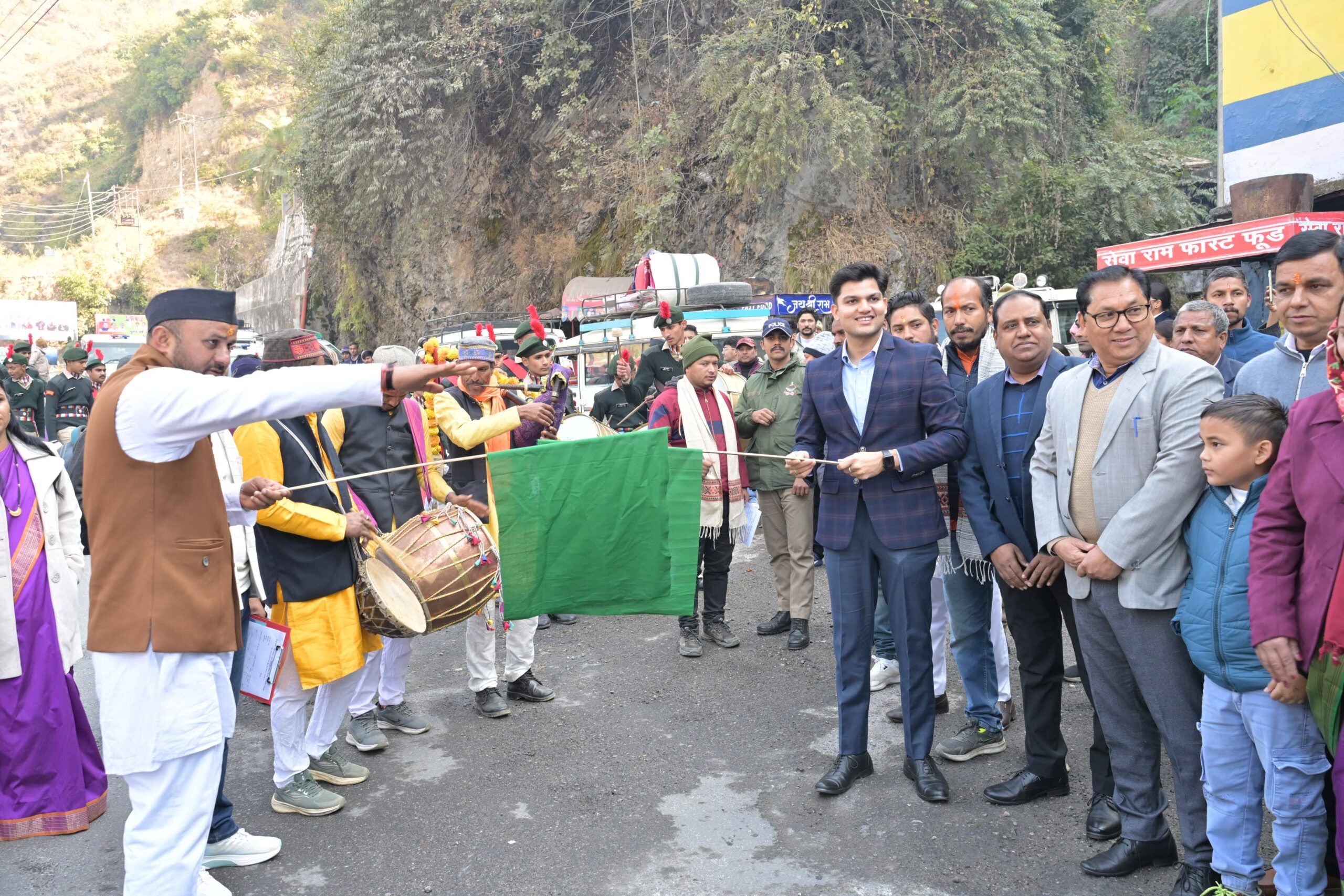 रुद्रनाथ महोत्सव: जिलाधिकारी ने हरी झंडी दिखाकर सांस्कृतिक रैली का किया शुभारंभ