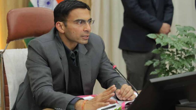 एक्शन: अवैध वसूली की शिकायत पर डीएम का सख्त एक्शन; पटवारी को किया निलंबित