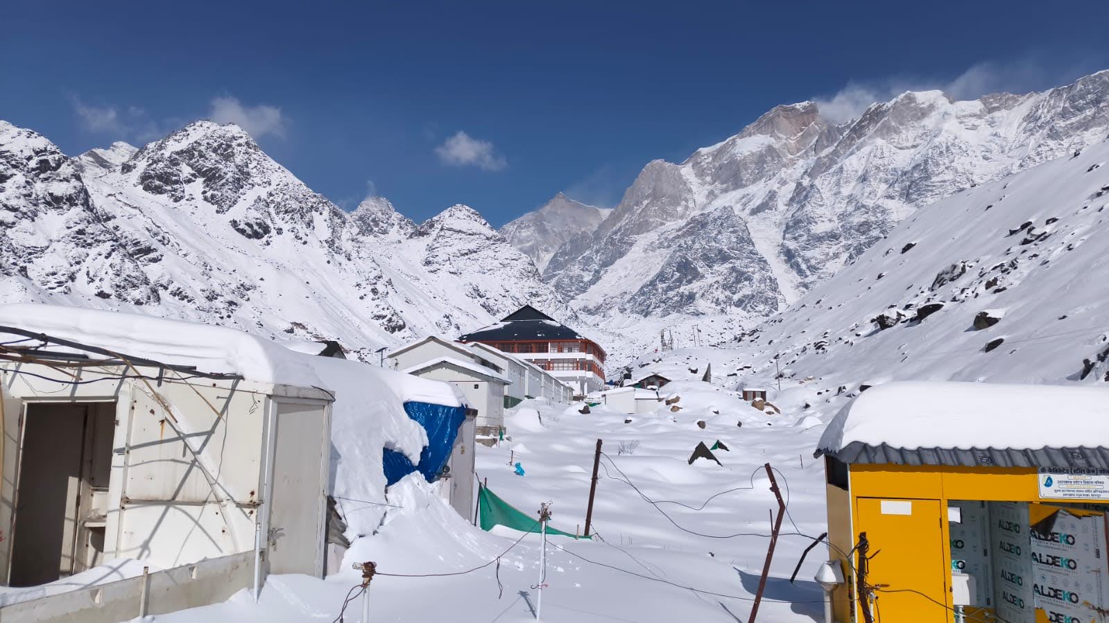 असर: बधाणीताल में बर्फबारी से निखरी प्राकृतिक छटा, केदारपुरी में जमी चार फीट बर्फ