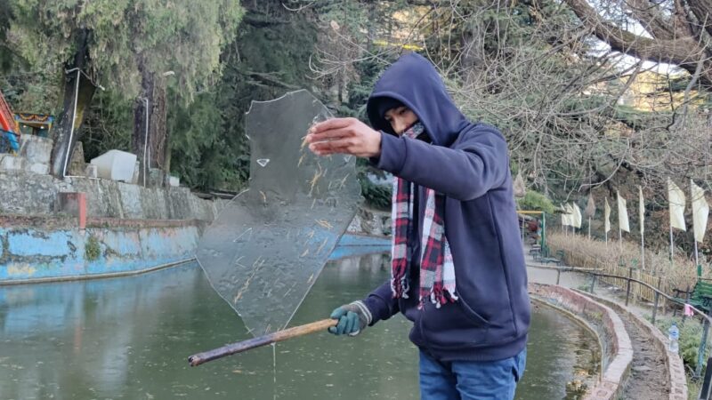 मौसम: उत्तराखंड में सर्दी का सितम, पाले से जमने लगा झील का पानी, पहाड़ी क्षेत्रों में पाले से सड़कें हुई सफेद