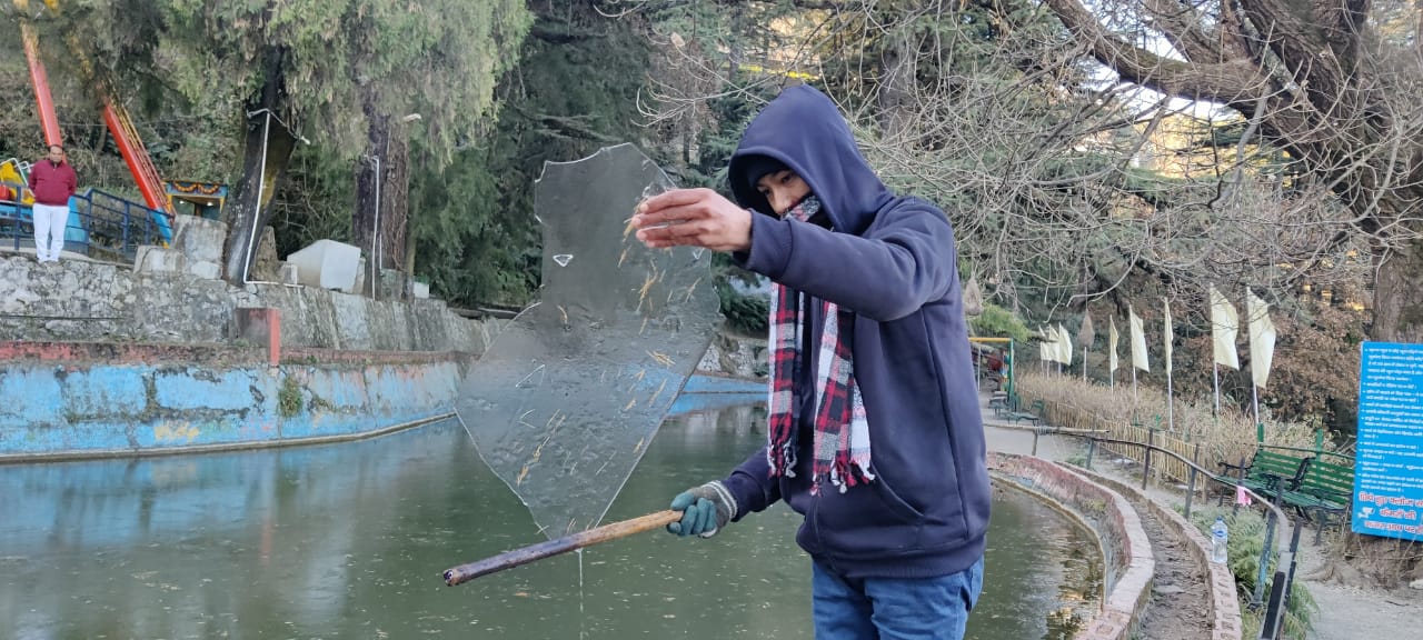 मौसम: उत्तराखंड में सर्दी का सितम, पाले से जमने लगा झील का पानी, पहाड़ी क्षेत्रों में पाले से सड़कें हुई सफेद