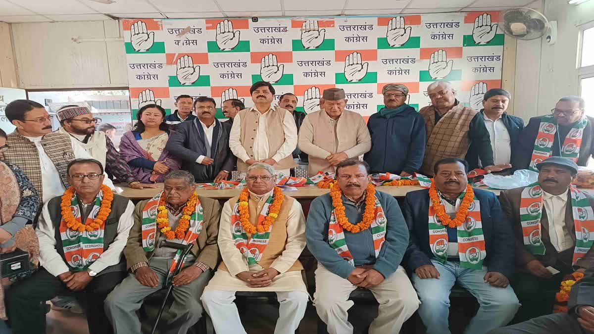 समर्थन: उत्तराखंड में बढ़ा कांग्रेस का कुनबा, पार्टी में शामिल हुए 20 रिटायर्ड अफसर