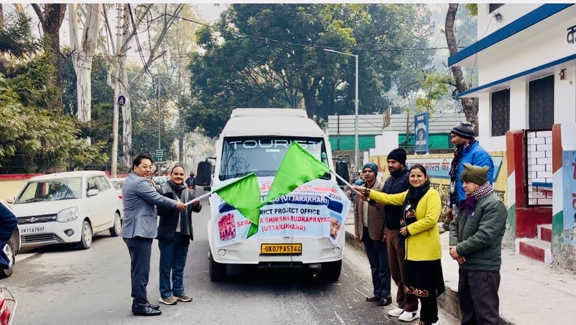 भ्रमण: शैक्षिक एक्सपोजर विजिट के तहत 28 छात्रों का दल राजस्थान रवाना, सीडीओ व पालिकाध्यक्ष ने दिखाई हरी झंडी