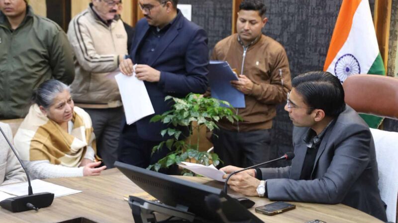 जनता दर्शन: डीएम सविन बंसल ने की फरियादियों की सुनवाई, समयबद्ध निस्तारण के दिए निर्देश