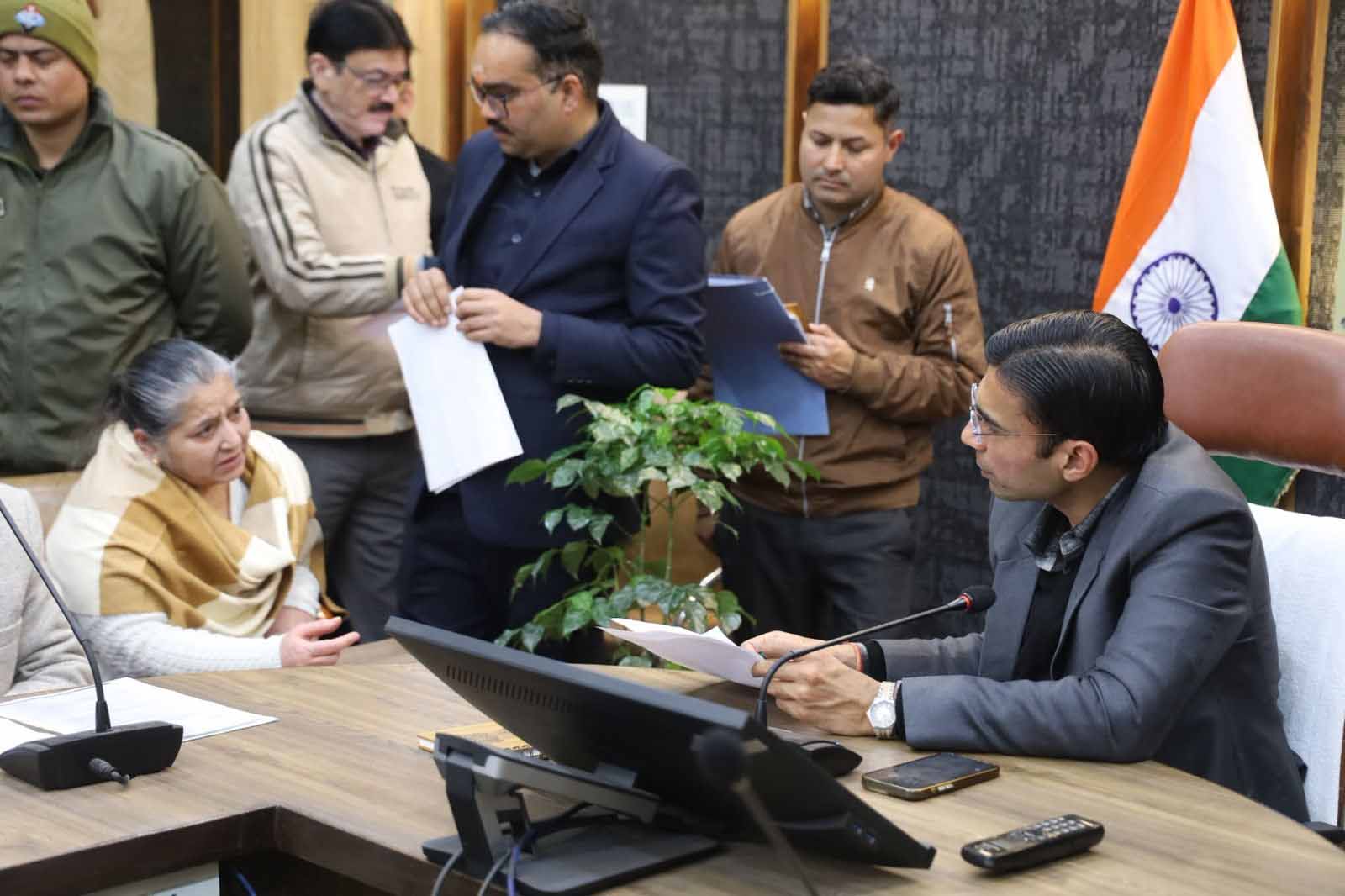 जनता दर्शन: डीएम सविन बंसल ने की फरियादियों की सुनवाई, समयबद्ध निस्तारण के दिए निर्देश