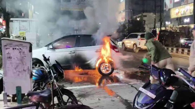 अफ़रा-तफ़री: लोहड़ी कार्यक्रम के दौरान आग लग जाने से जलकर खाक हो गई कार
