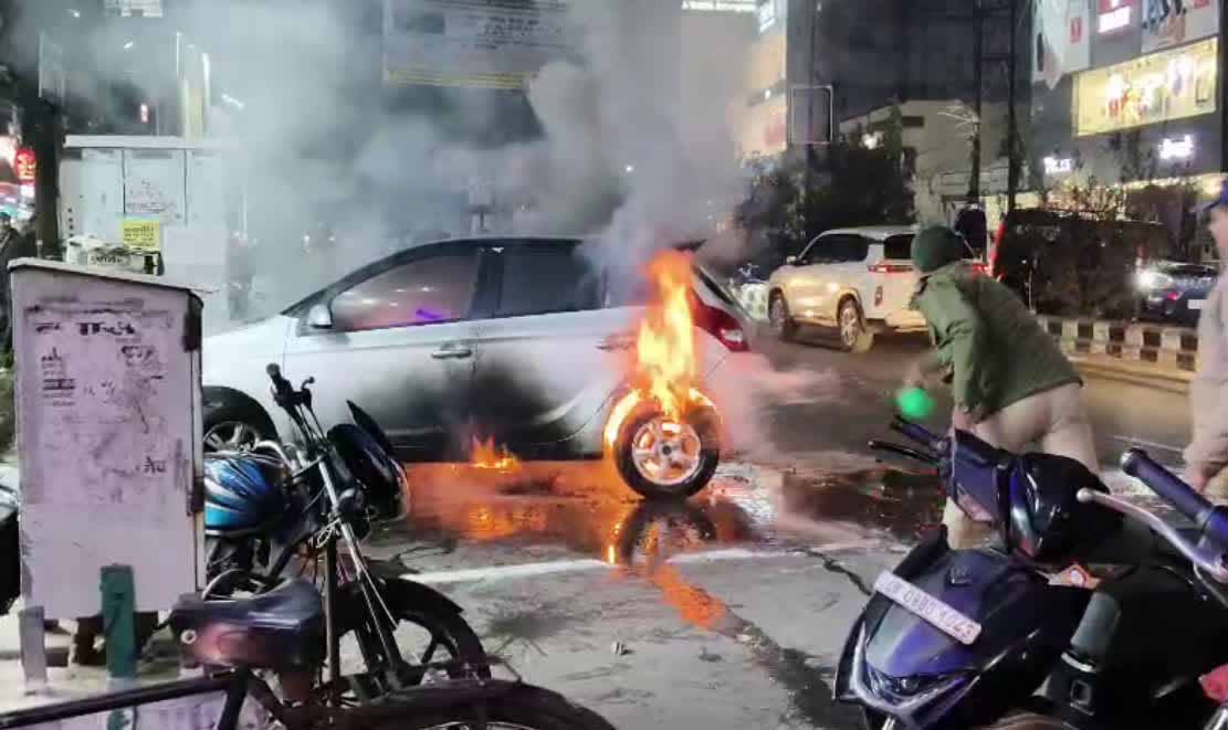 अफ़रा-तफ़री: लोहड़ी कार्यक्रम के दौरान आग लग जाने से जलकर खाक हो गई कार