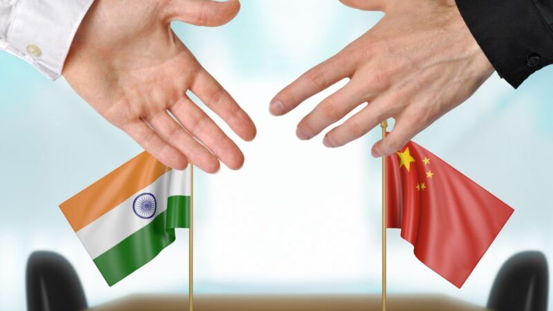मुद्दा: गंभीर आर्थिक चुनौतियों के बीच चीनी कंपनियों के लिए भारत के दरवाजे खोलना कितना उचित?