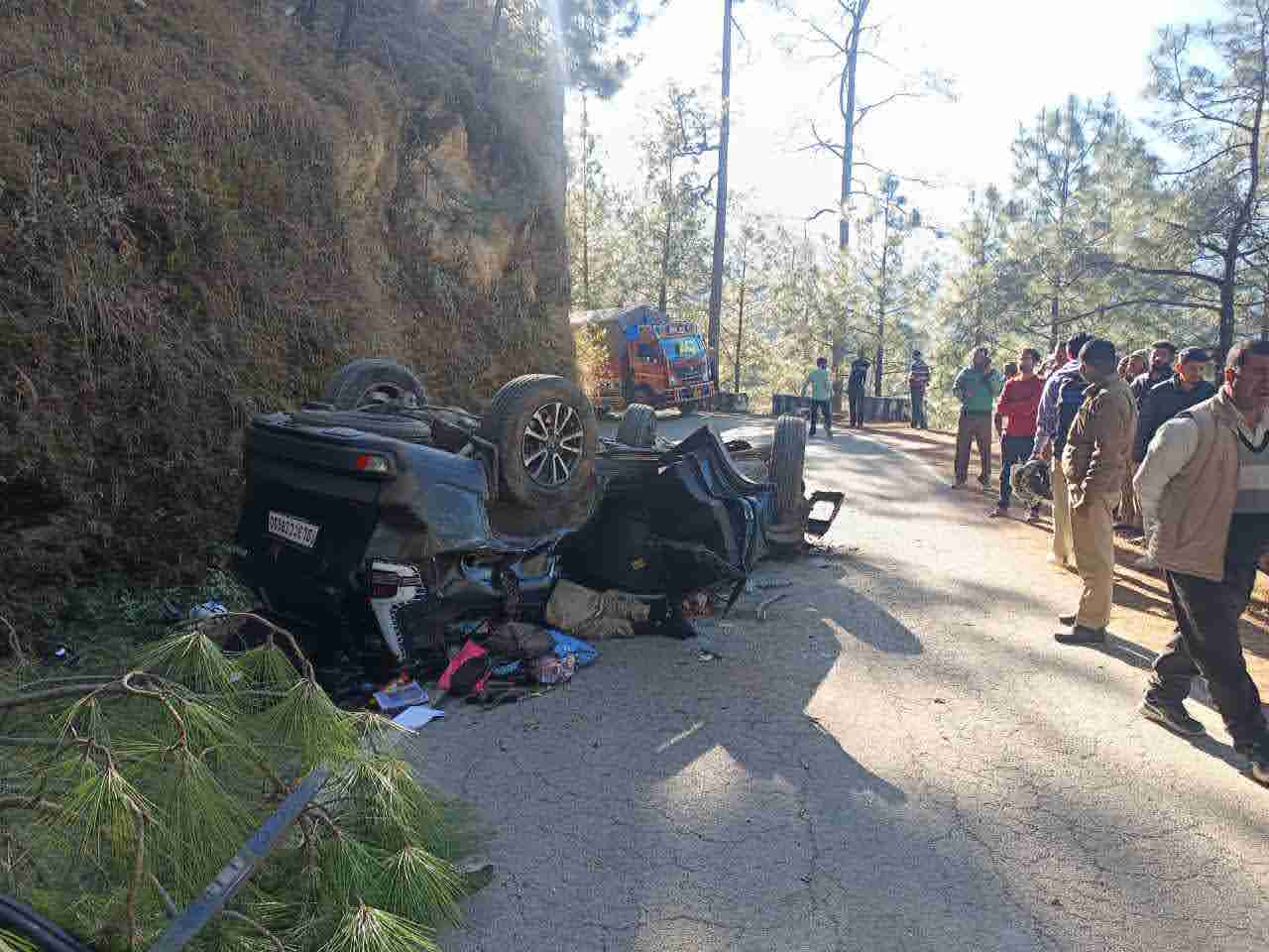 दुखद: बाड़ेछीना–शेराघाट मार्ग पर खाई में गिरी स्कॉर्पियो, दो की मौके पर ही मौत, एक गंभीर रूप से घायल