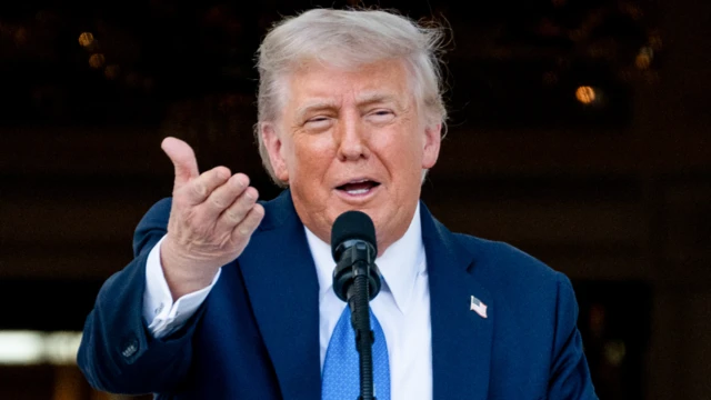 सख़्त रुख: अमेरिकी राष्ट्रपति डोनाल्ड ट्रंप ने अवैध प्रवासियों के लाइसेंस पर प्रतिबंध लगाने की मांग की