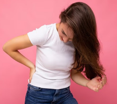 हैल्थ टिप्स: कमर के दर्द से परेशान हैं? इन 5 घरेलू उपायों को आजमाएं