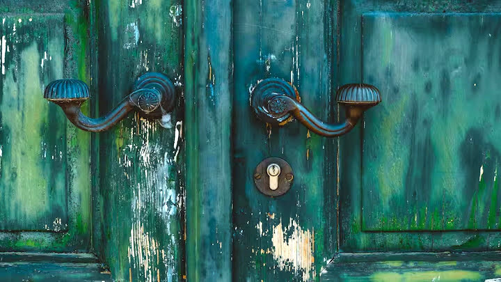 गृह काज़: दरवाजों और खिड़कियों में दरारें आ गई हैं? इन तरीकों से उन्हें करें ठीक