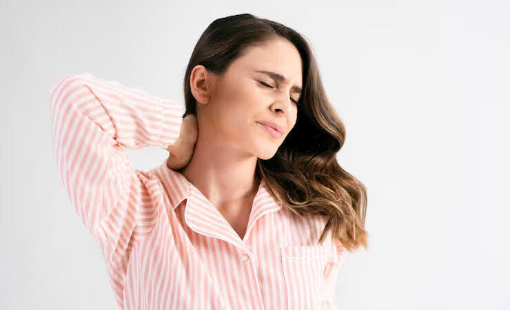 हैल्थ टिप्स: गलत मुद्रा में सोने से गर्दन में अकड़न आ गई? इन तरीकों से करें ठीक