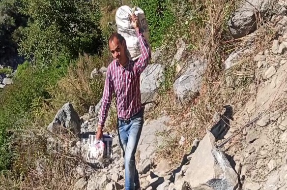 दुश्वारियां: सड़क बनने के बाद भी 10 किमी की पैदल दूरी नापने को विवश हैं लोग