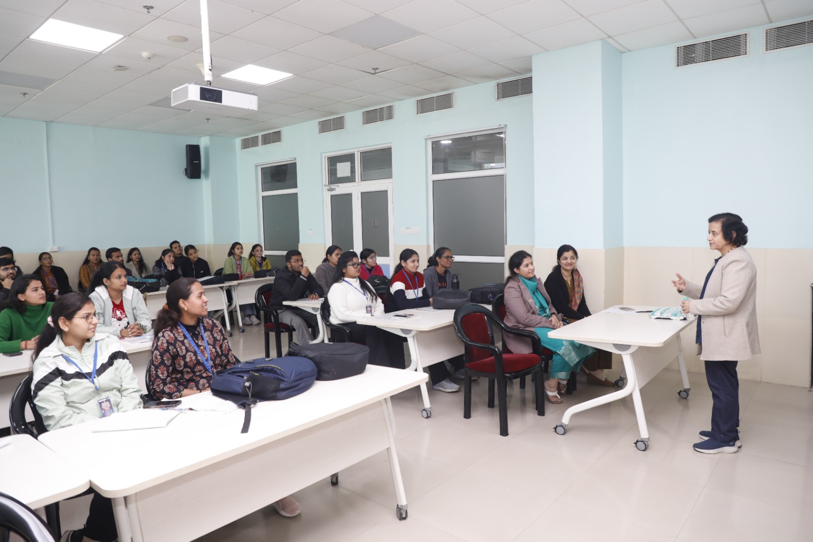 एम्स: मनुष्य में पशुओं से फैलने वाली बीमारियों और वायरल रोग जनकों की पहिचान विषय पर कार्यशाला का आयोजन 