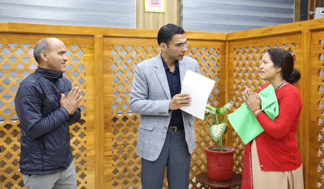 टिहरी बांध परियोजना अन्तर्गत विस्थापित परिवार को आवासीय भूखण्ड पर दिलाया कब्जा