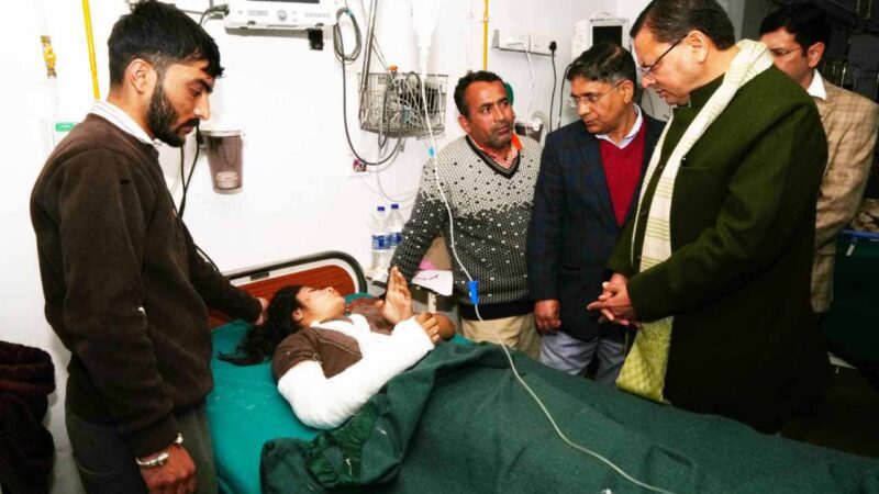 संवेदना: दुर्घटना में घायल यात्रियों का हाल पूछने दून अस्पताल पहुंचे सीएम धामी