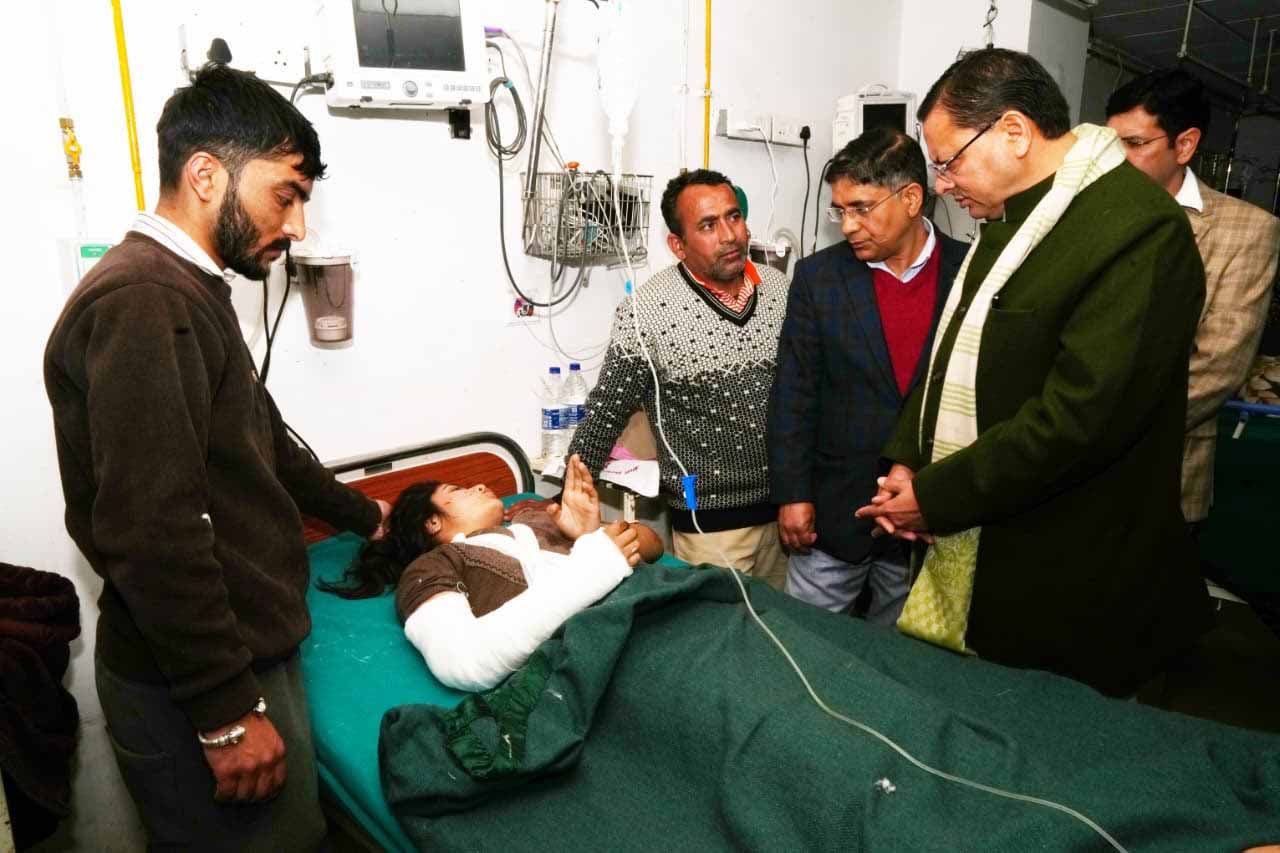 संवेदना: दुर्घटना में घायल यात्रियों का हाल पूछने दून अस्पताल पहुंचे सीएम धामी