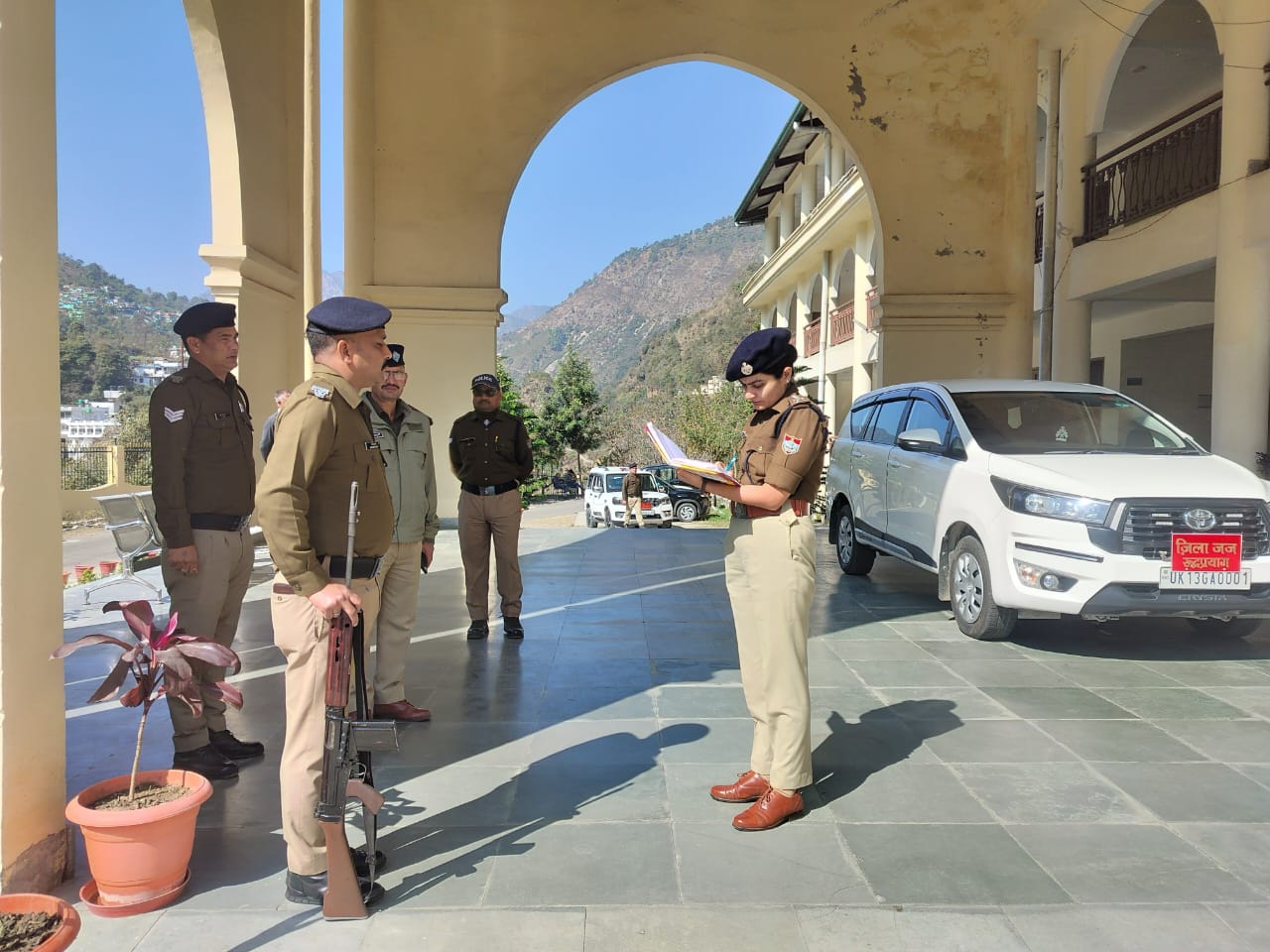 पुलिस अधीक्षक नीहारिका तोमर ने परखी जिला न्यायालय की सुरक्षा,  दिए ’जीरो नैग्लीजेंस’ के निर्देश