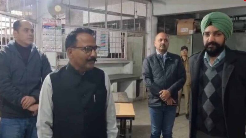 सख़्ती: आरटीओ दफ्तर में डीएम का छापा; बिचौलियों में मची भगदड़, गड़बड़ियां मिलने पर भड़के जिलाधिकारी