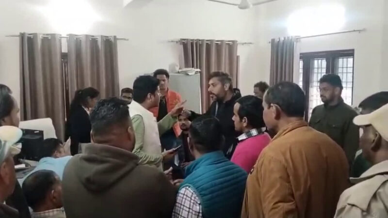 पीडब्ल्यूडी ऑफिस में हाईवोल्टेज ड्रामा, समय पर पेमेंट न होने पर ठेकेदारों ने किया हंगामा