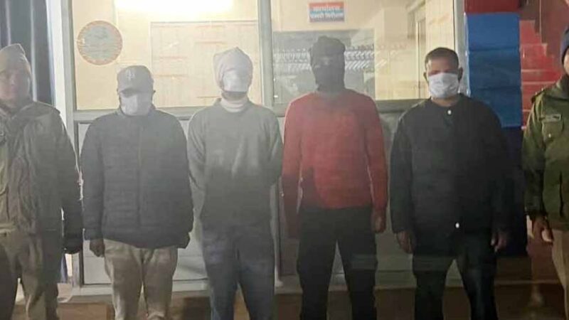 बेअदब: पौड़ी के गांधी पार्क में दो गुटों के बीच जमकर हुई मारपीट, युवती समेत दो लोग घायल