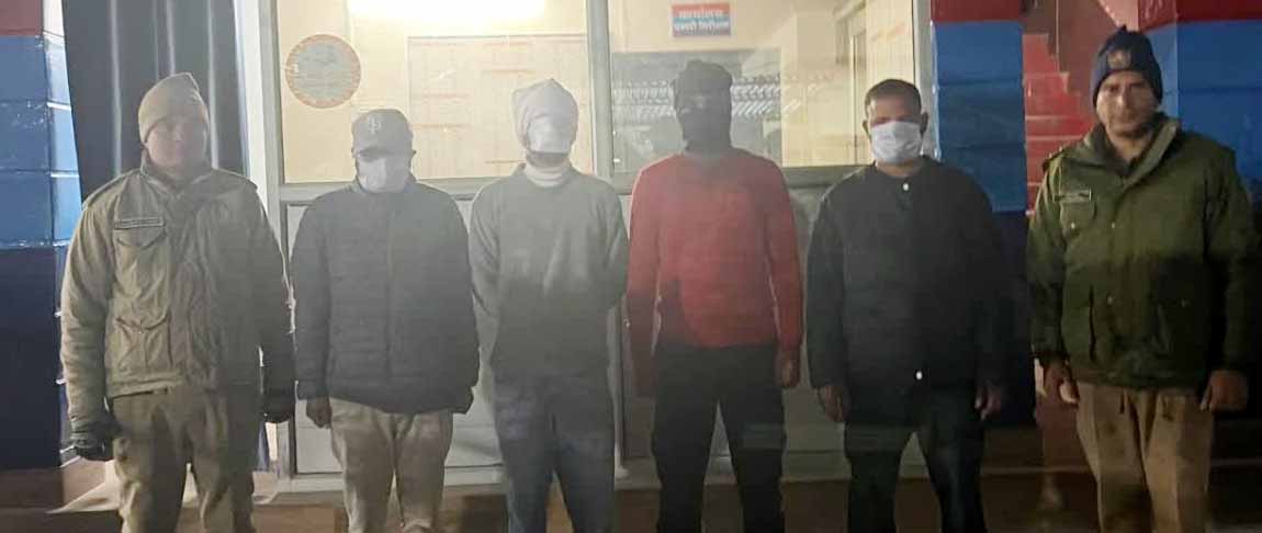 बेअदब: पौड़ी के गांधी पार्क में दो गुटों के बीच जमकर हुई मारपीट, युवती समेत दो लोग घायल