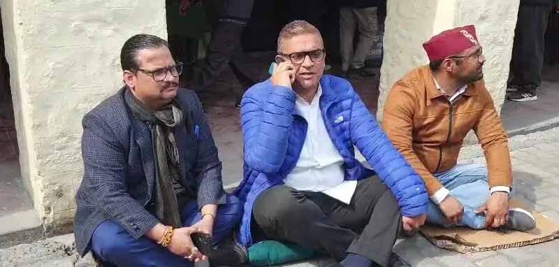 आक्रोश: एसडीएम कोर्ट बंद होने से नाराज़गी, धरने पर बैठे विधायक सुमित हृदयेश और पार्षद