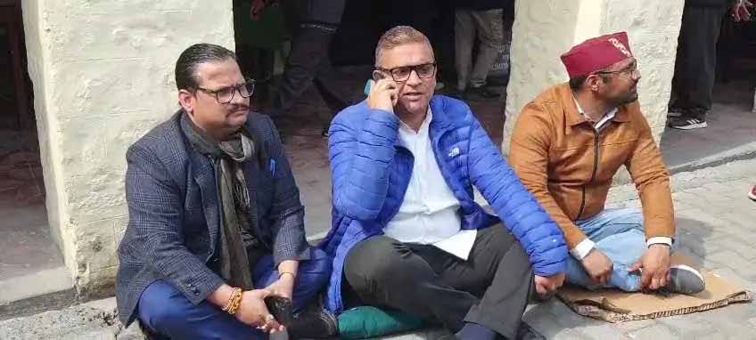 आक्रोश: एसडीएम कोर्ट बंद होने से नाराज़गी, धरने पर बैठे विधायक सुमित हृदयेश और पार्षद