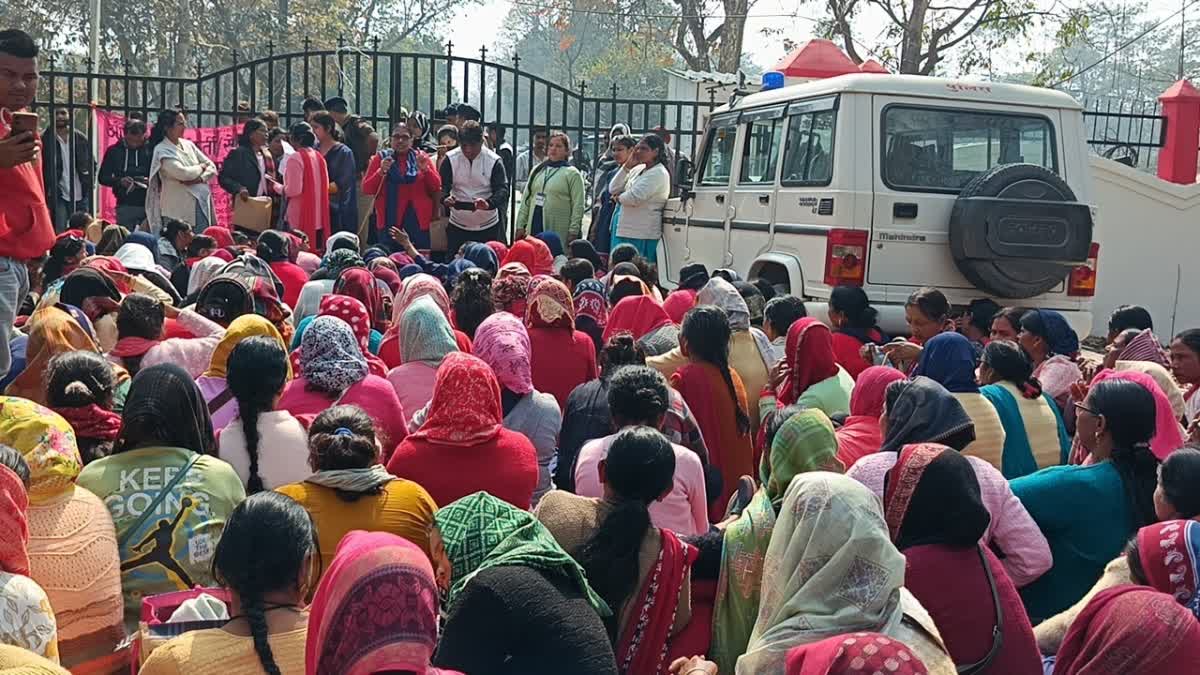आवाज़: राज्य कर्मचारी का दर्जा देने को लेकर आंगनबाड़ी वर्करों का रुद्रपुर कलेक्ट्रेट घेराव