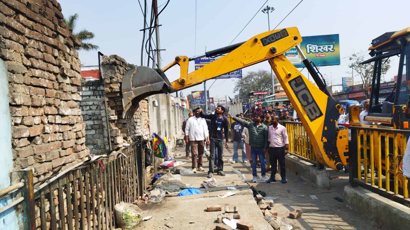 अर्ध कुंभ 2027 से पहले अतिक्रमण पर गरजा बुलडोजर