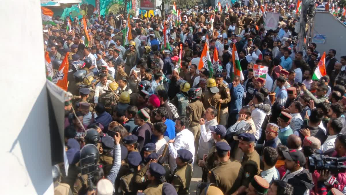 हल्ला बोल: राजभवन कूच के लिए दून की सड़कों पर उतरा कांग्रेस कार्यकर्ताओं का सैलाब