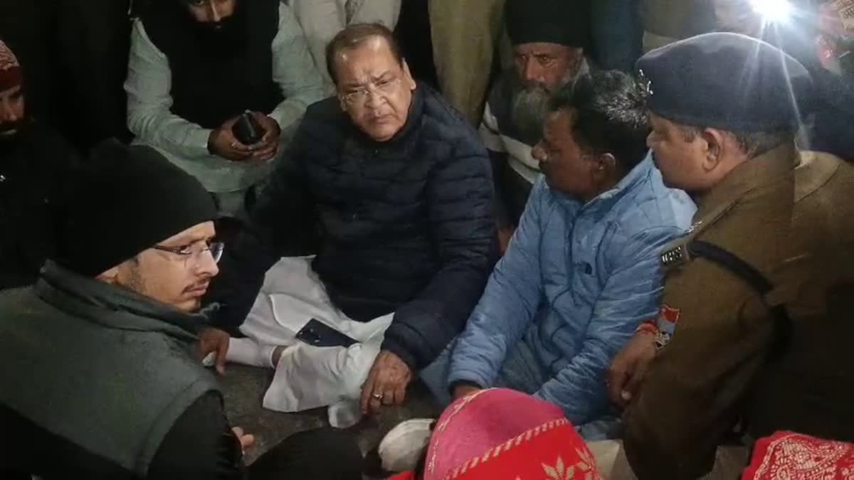 आक्रोश: सड़क हादसे में मौत के बाद गुस्साए लोगों ने शव सड़क पर रखकर किया प्रदर्शन