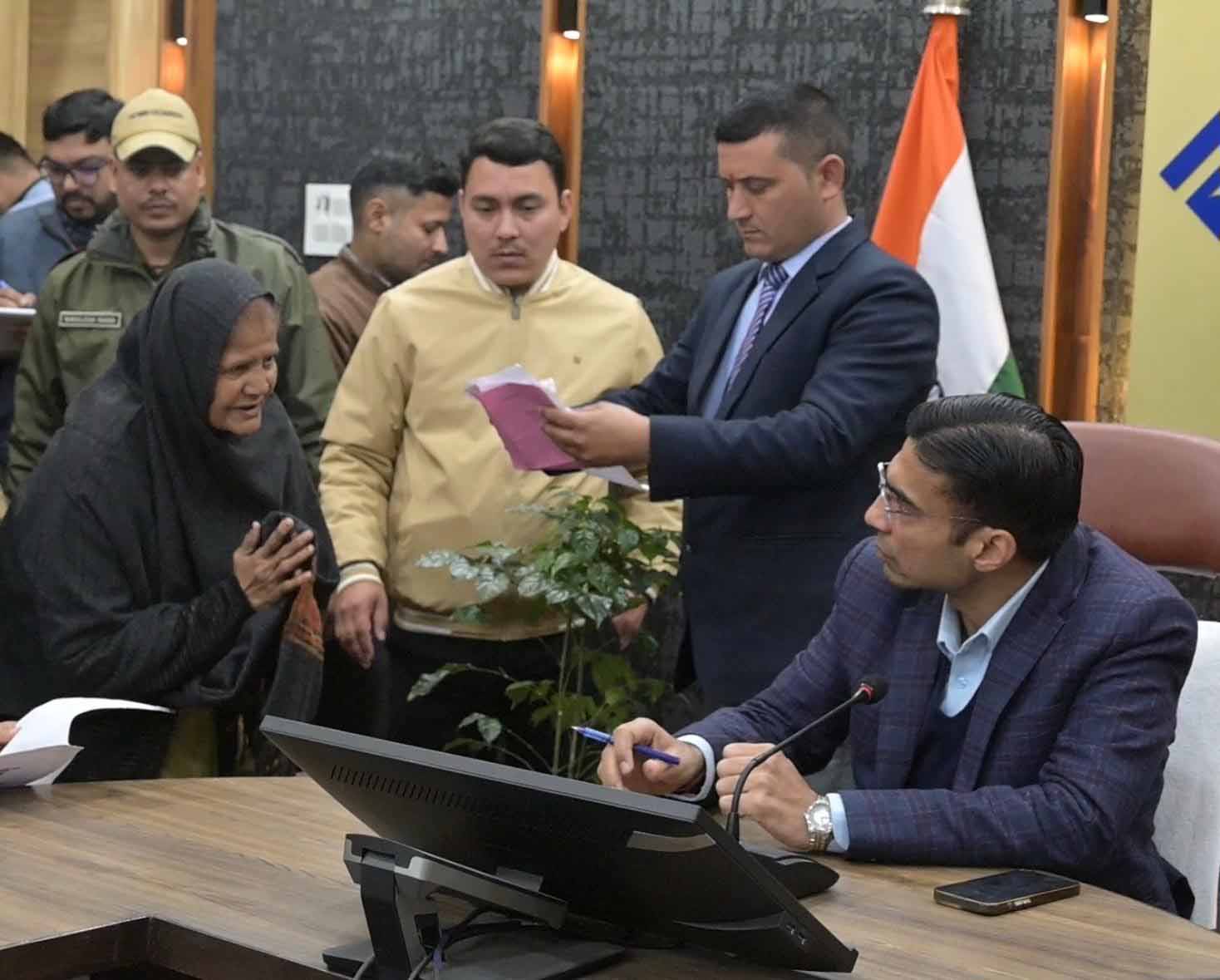 सुनवाई: जनता दर्शन में बुजुर्ग महिला की गुहार पर डीएम का त्वरित एक्शन, 27 माह का पेयजल बिल सेटल, जिला प्रशासन ने किया भुगतान