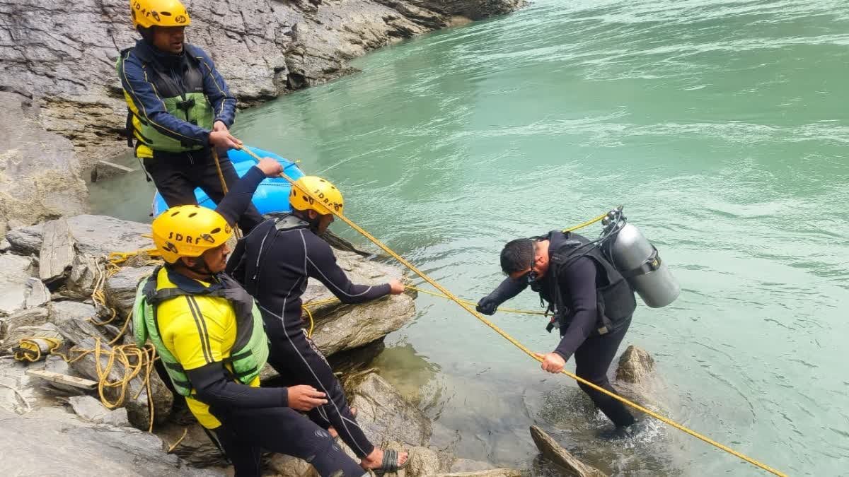 बड़ी ख़बर: बदरीनाथ हाईवे पर वाहन के नदी में गिरने से तीन लोग लापता, तीनधारा के पास हुआ बड़ा हादसा