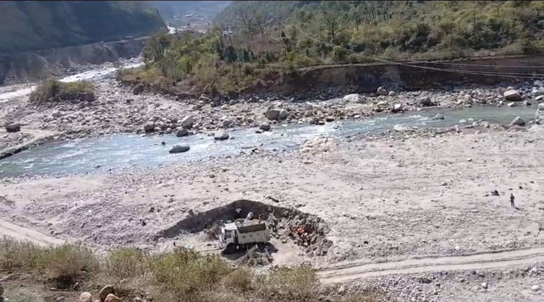 मंदाकिनी नदी का सीना चीरती मशीनें, प्रशासन मौन