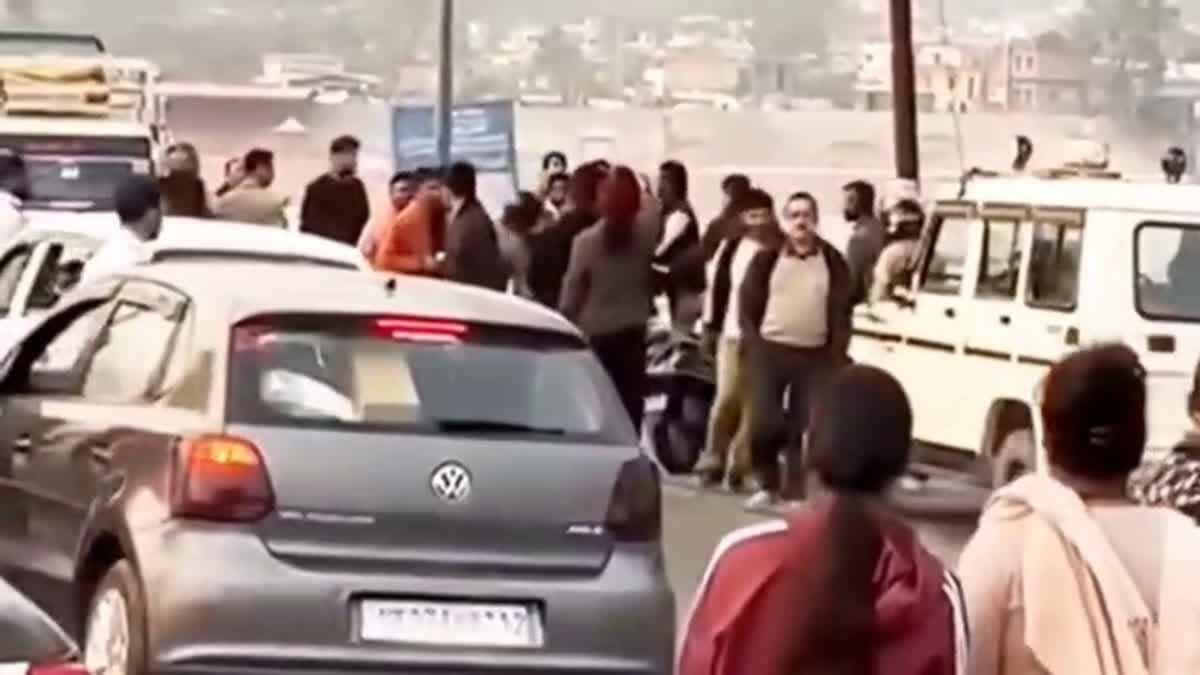 संदिग्ध खनन डंपर का वीडियो बनाने पर उप प्रभागीय वनाधिकारी से मारपीट