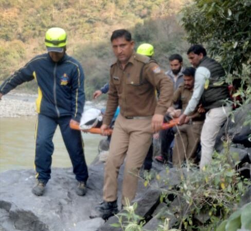अनियंत्रित होकर कार यमुना में गिरी,दो युवकों की दर्दनाक मौत