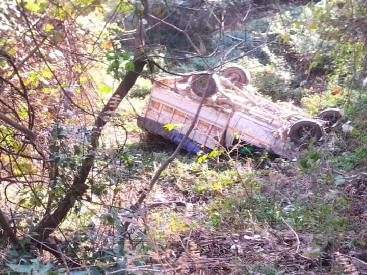 अल्मोडा के सल्ट क्षेत्र में खाई में गिरा वाहन पांच गंभीर