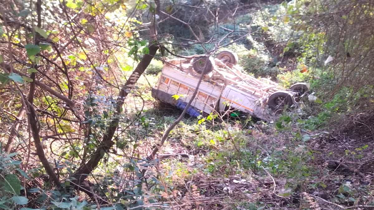 अल्मोडा के सल्ट क्षेत्र में खाई में गिरा वाहन पांच गंभीर